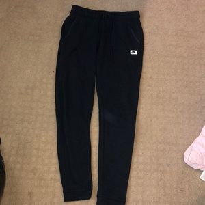 BLACK NIKE JOGGERS